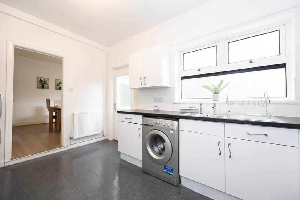 Bright & Modern 3 Bedroom Old Trafford Home Manchester Eksteriør billede